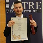 Laureato in storia con ottimi voti in tutte le discipline che concernono i studi storici. Disponibile fin da subito